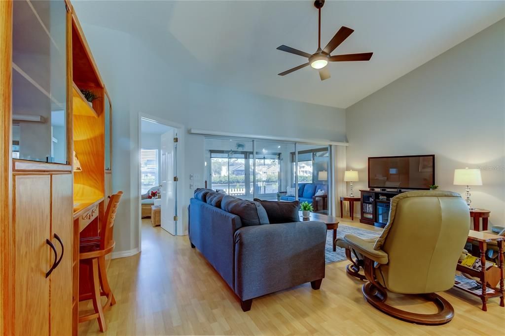 For Sale: $374,900 (2 beds, 2 baths, 1226 Square Feet)