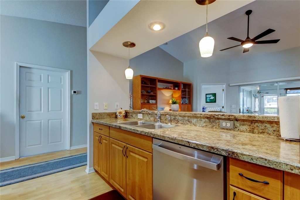 For Sale: $374,900 (2 beds, 2 baths, 1226 Square Feet)