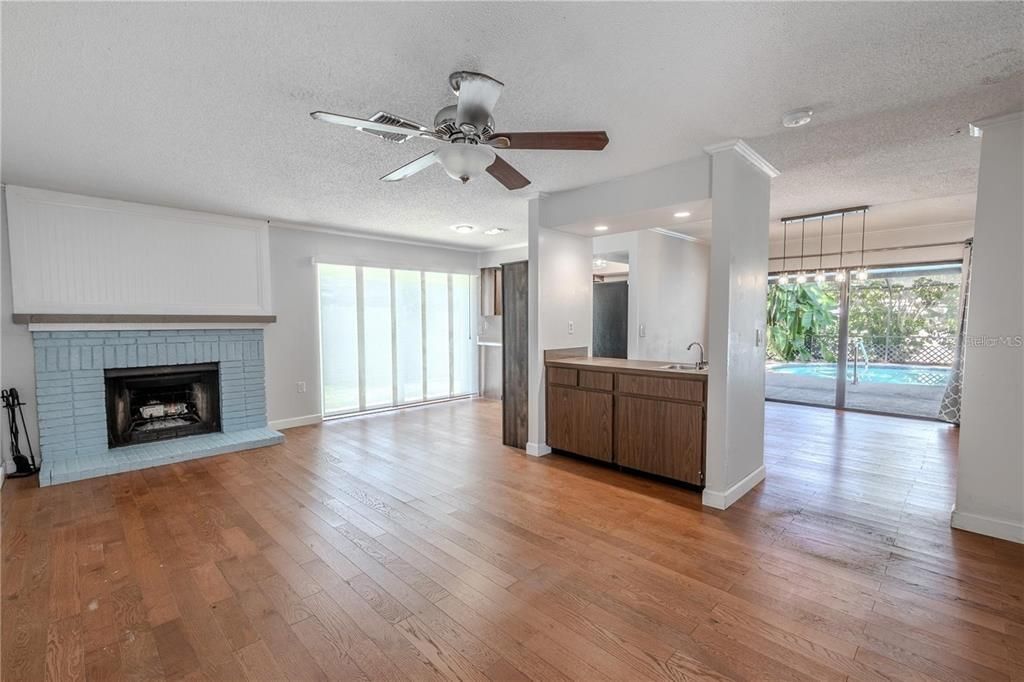 For Rent: $2,950 (3 beds, 2 baths, 1600 Square Feet)