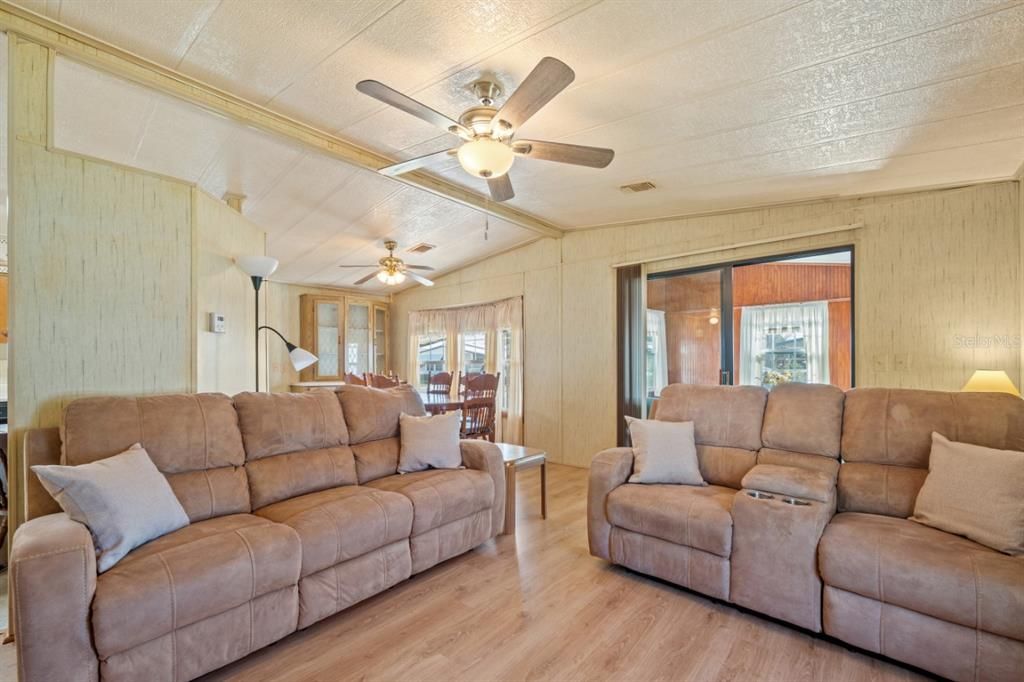 For Sale: $137,500 (2 beds, 2 baths, 960 Square Feet)