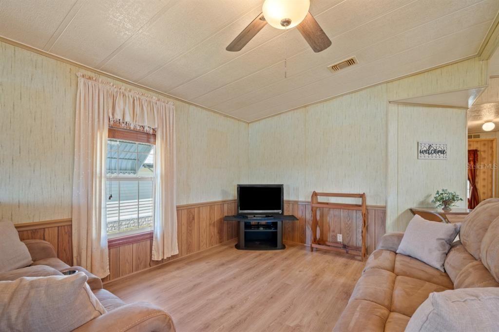 For Sale: $137,500 (2 beds, 2 baths, 960 Square Feet)