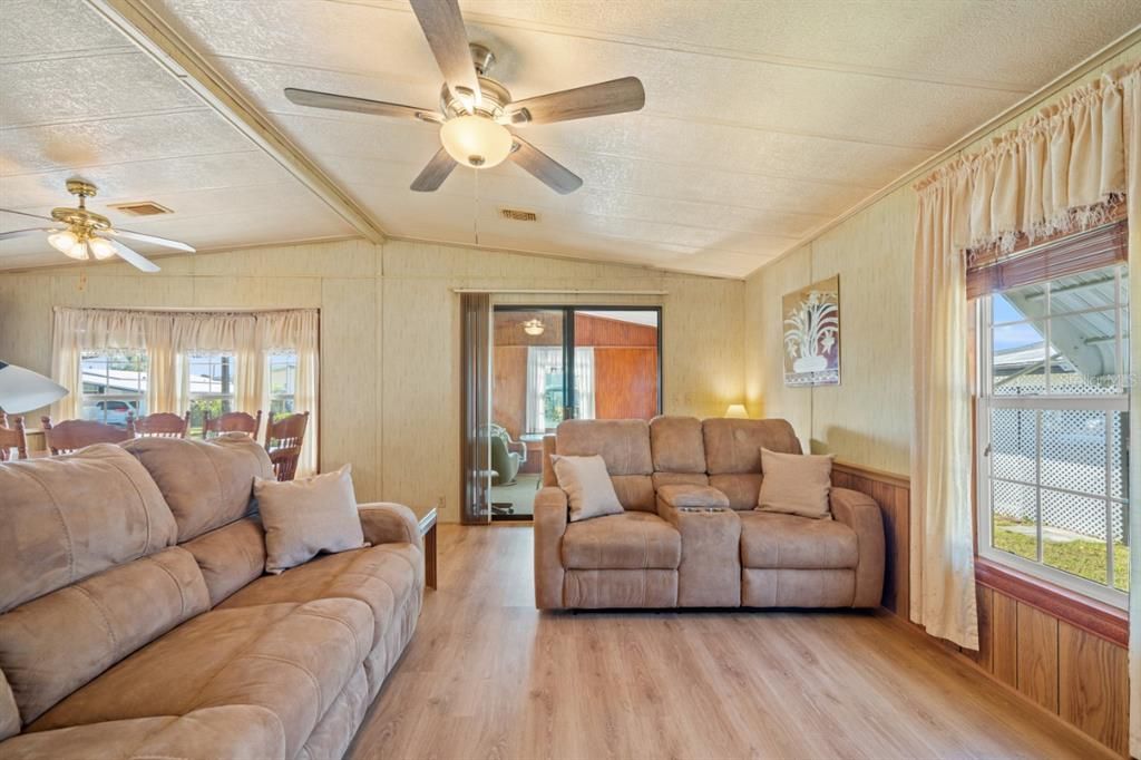 For Sale: $137,500 (2 beds, 2 baths, 960 Square Feet)