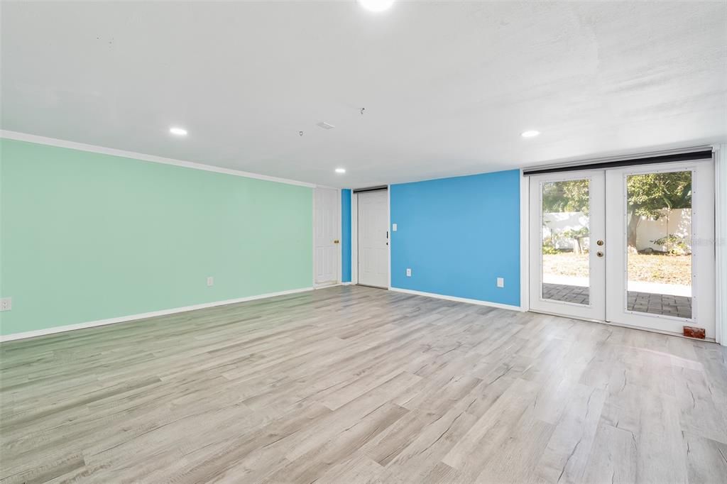 For Sale: $350,000 (3 beds, 2 baths, 1056 Square Feet)