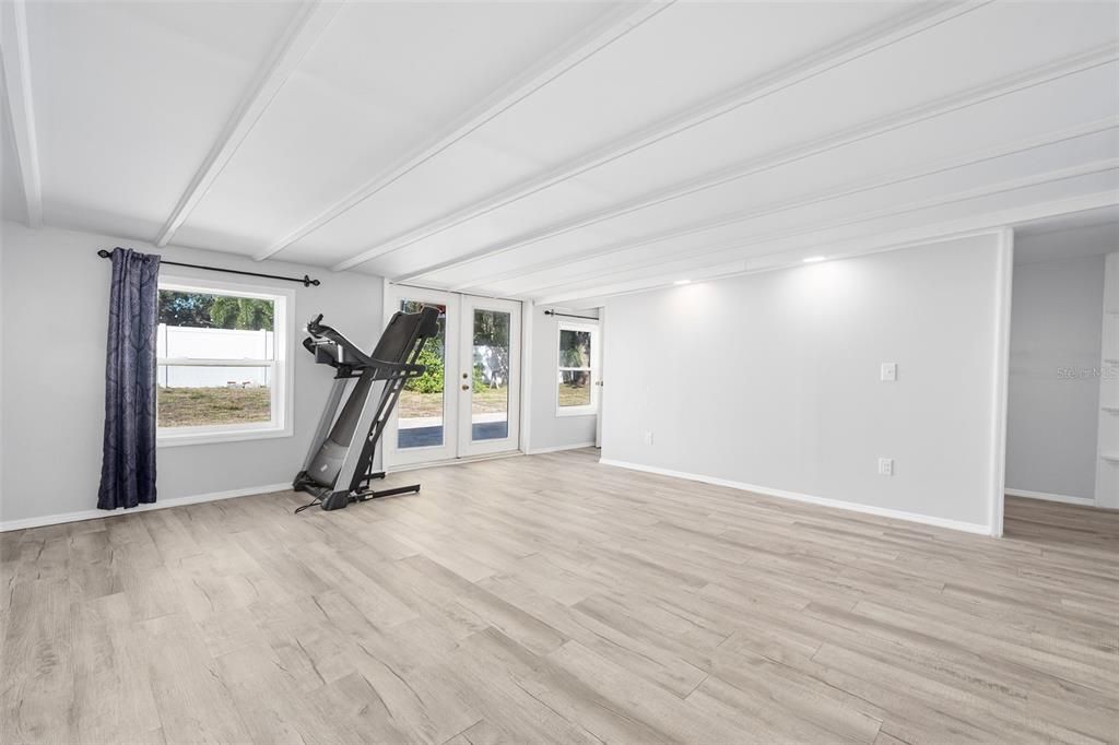 For Sale: $350,000 (3 beds, 2 baths, 1056 Square Feet)