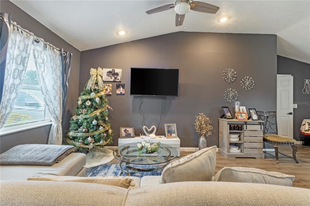 На продажу: $310,000 (3 спален, 2 ванн, 1176 Квадратных фут)