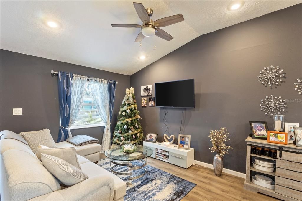 На продажу: $310,000 (3 спален, 2 ванн, 1176 Квадратных фут)