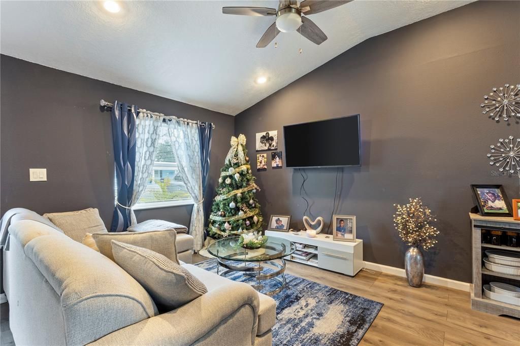 На продажу: $310,000 (3 спален, 2 ванн, 1176 Квадратных фут)