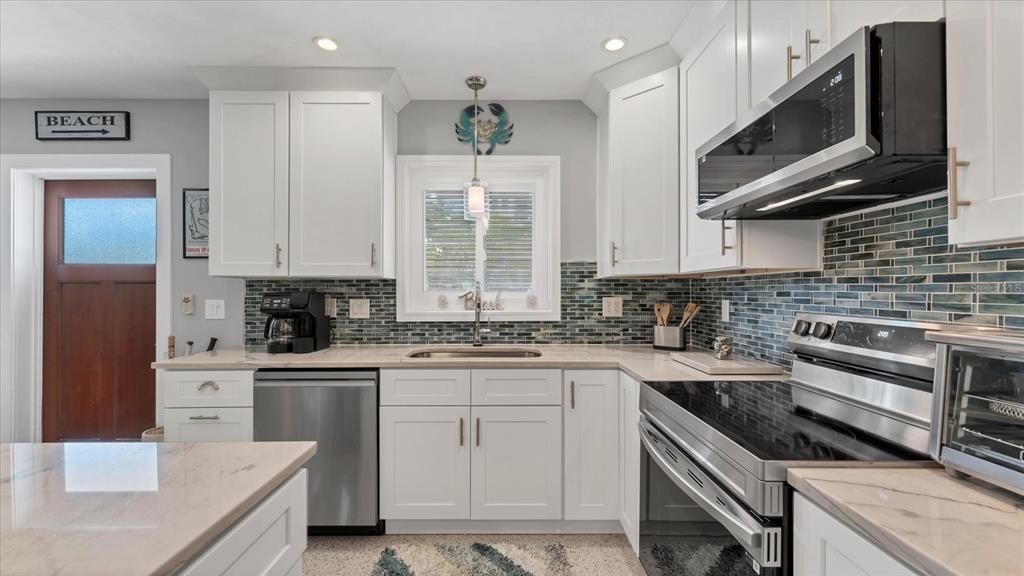 For Sale: $1,995,000 (3 beds, 3 baths, 1421 Square Feet)