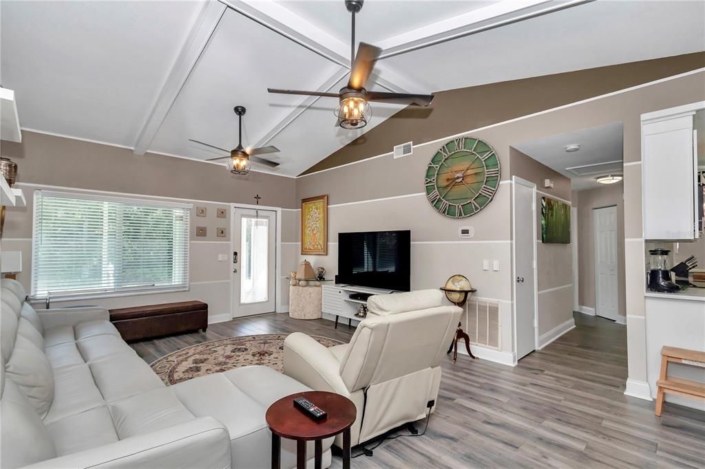 На продажу: $287,000 (3 спален, 2 ванн, 1360 Квадратных фут)