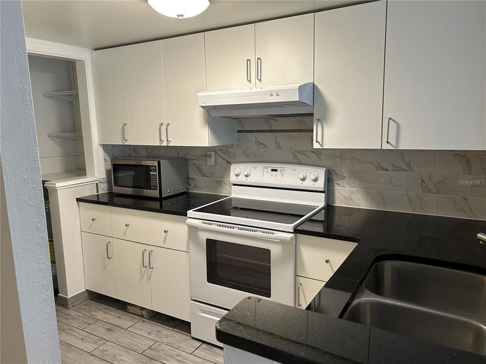 出租: $1,100 (1 贝兹, 1 浴室, 581 平方英尺)