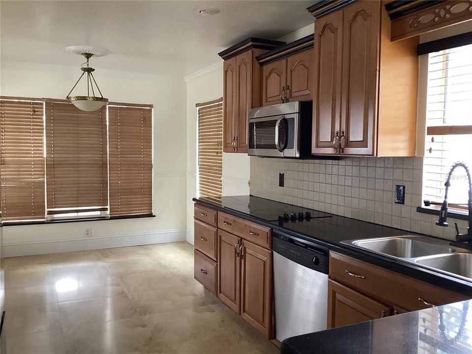 For Rent: $2,600 (4 beds, 2 baths, 1839 Square Feet)