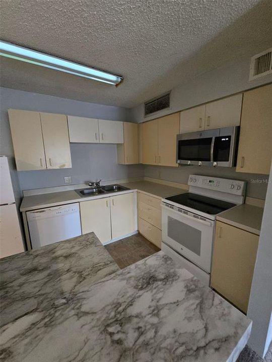 For Rent: $1,225 (1 beds, 1 baths, 712 Square Feet)