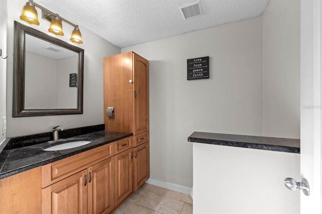 На продажу: $349,900 (3 спален, 2 ванн, 1564 Квадратных фут)