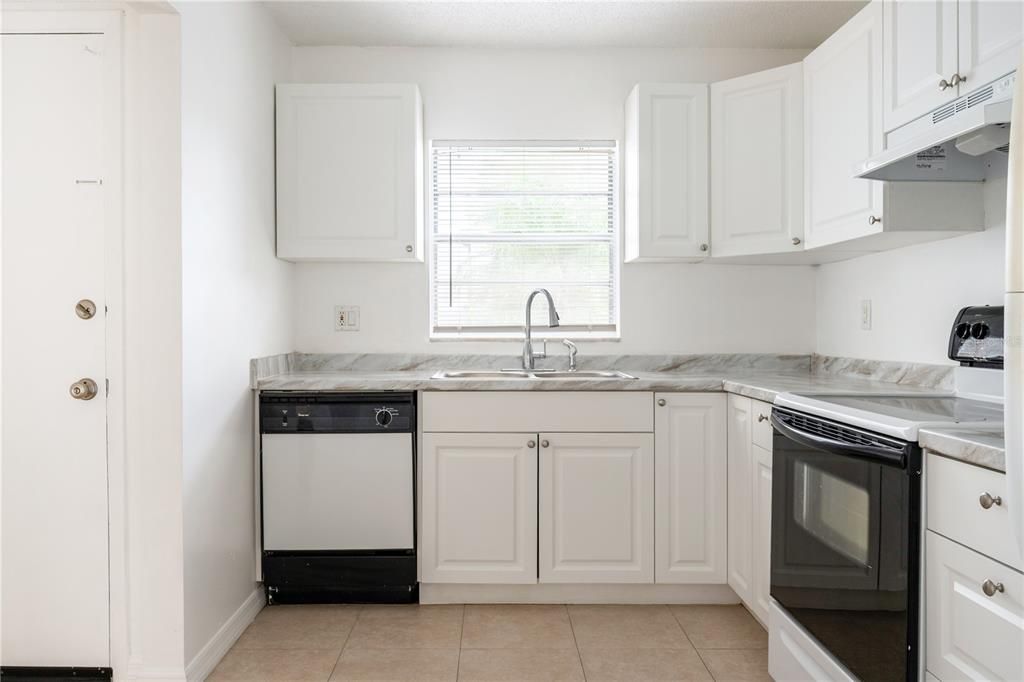 待售: $129,900 (1 贝兹, 1 浴室, 742 平方英尺)