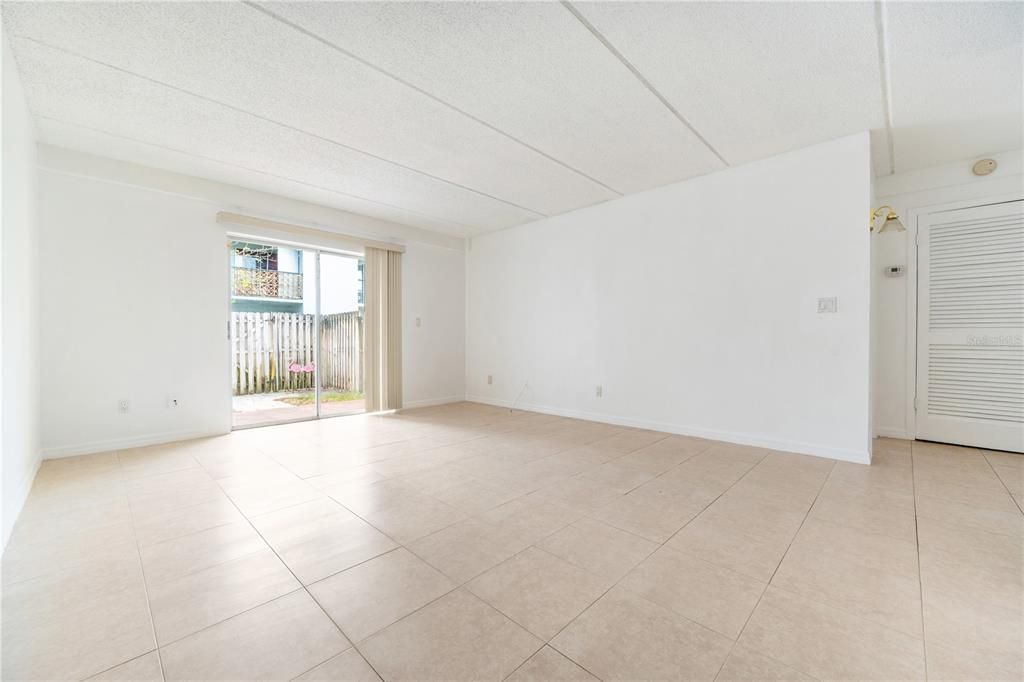 待售: $129,900 (1 贝兹, 1 浴室, 742 平方英尺)