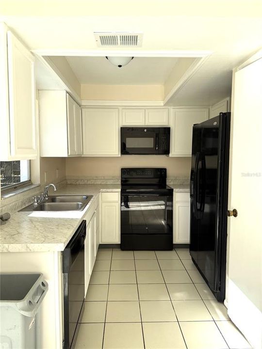 待售: $280,000 (2 贝兹, 2 浴室, 1076 平方英尺)