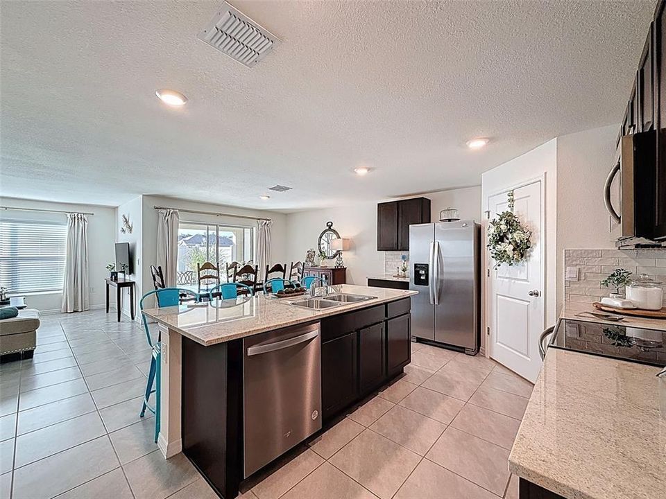 待售: $295,000 (4 贝兹, 2 浴室, 1828 平方英尺)