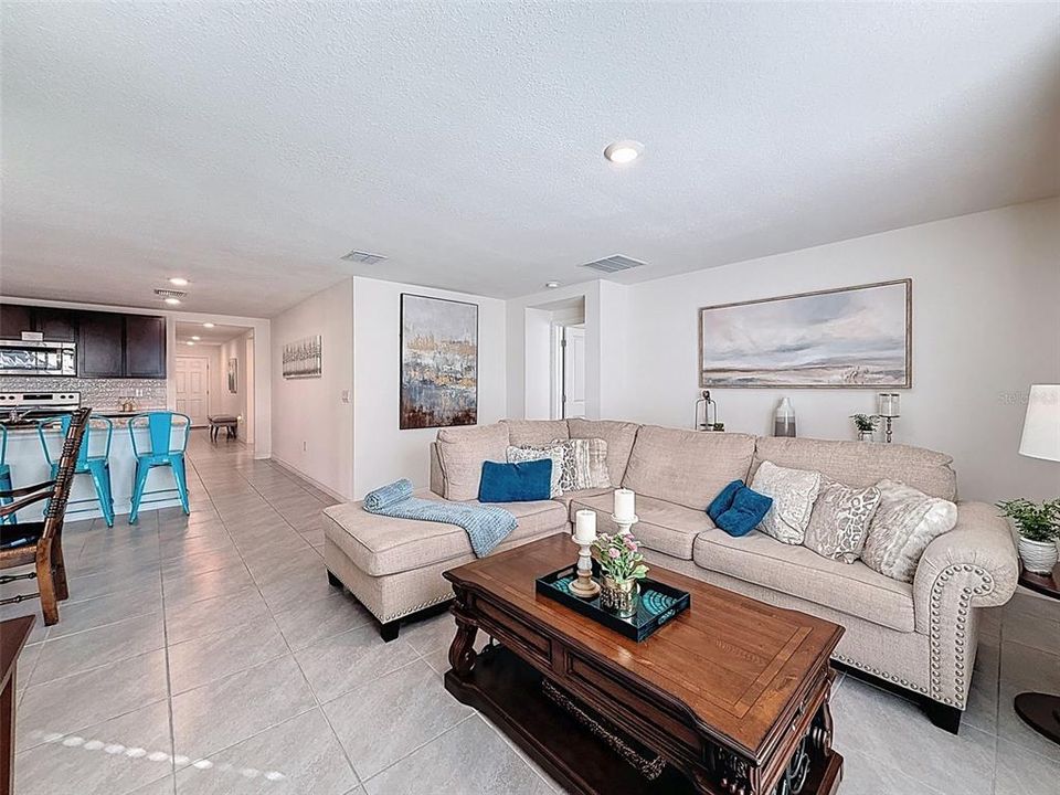 待售: $295,000 (4 贝兹, 2 浴室, 1828 平方英尺)