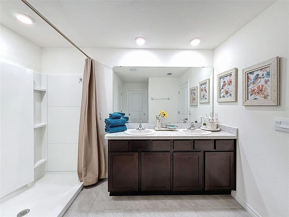 待售: $295,000 (4 贝兹, 2 浴室, 1828 平方英尺)