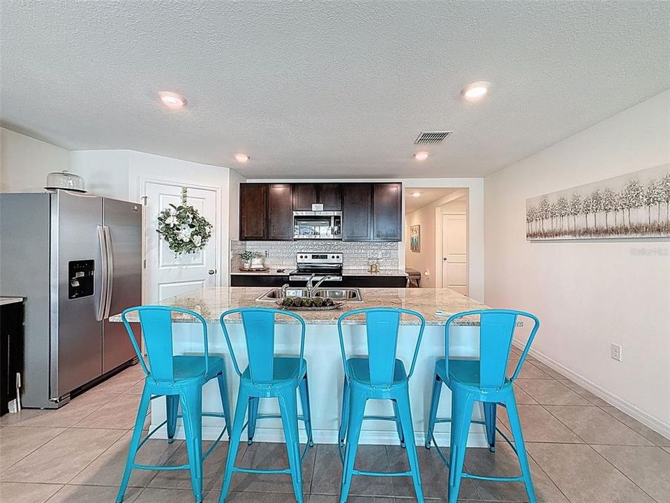 待售: $295,000 (4 贝兹, 2 浴室, 1828 平方英尺)