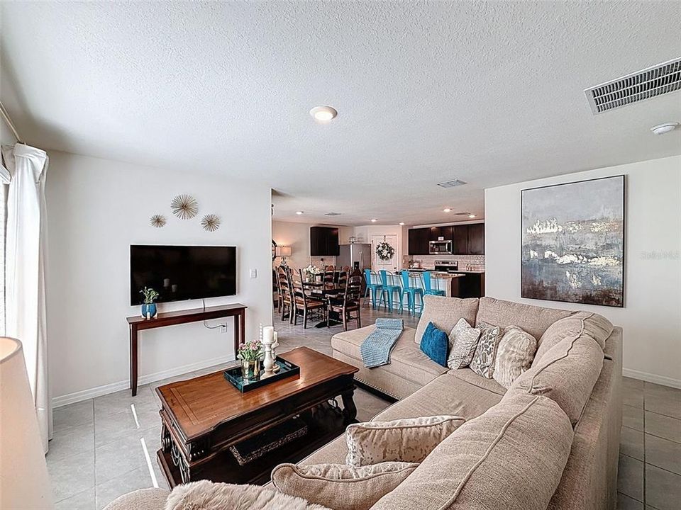 待售: $295,000 (4 贝兹, 2 浴室, 1828 平方英尺)