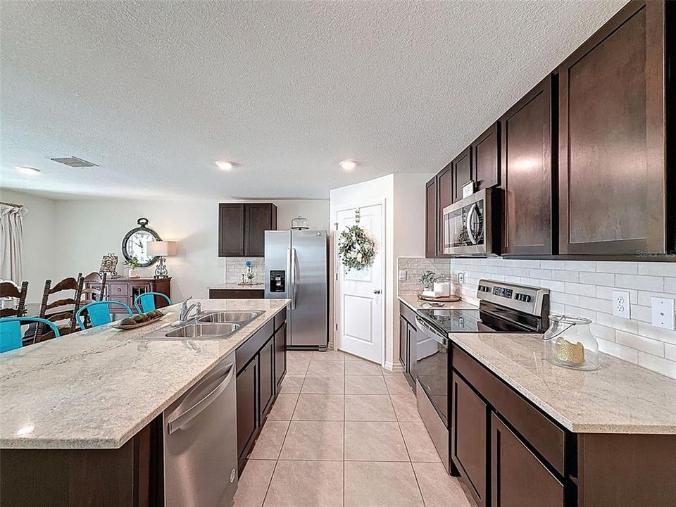 待售: $295,000 (4 贝兹, 2 浴室, 1828 平方英尺)