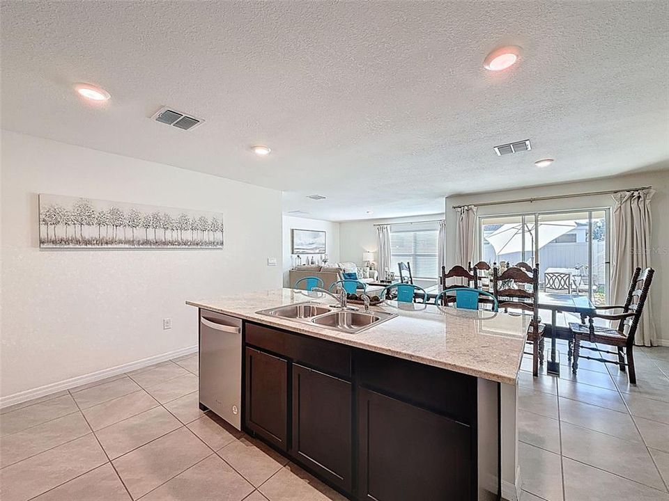 待售: $295,000 (4 贝兹, 2 浴室, 1828 平方英尺)