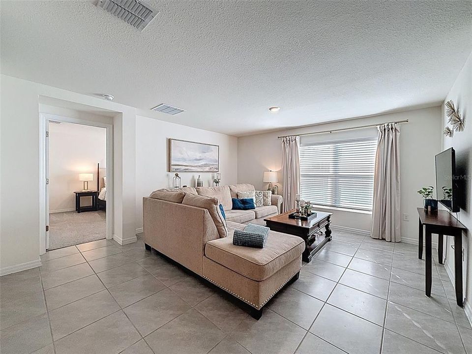 待售: $295,000 (4 贝兹, 2 浴室, 1828 平方英尺)