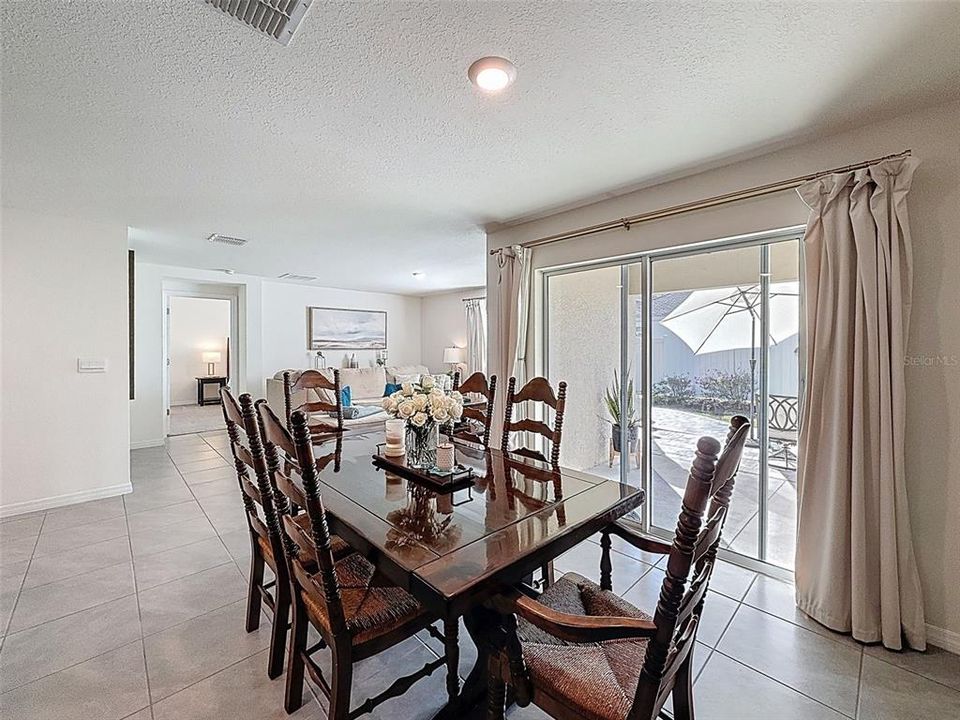 待售: $295,000 (4 贝兹, 2 浴室, 1828 平方英尺)