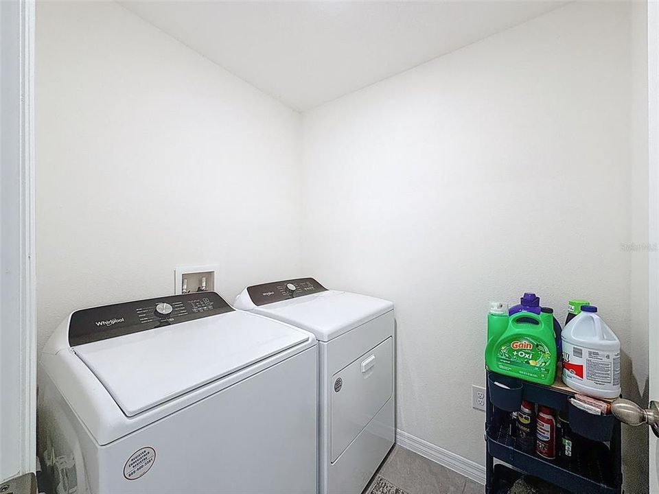 待售: $295,000 (4 贝兹, 2 浴室, 1828 平方英尺)