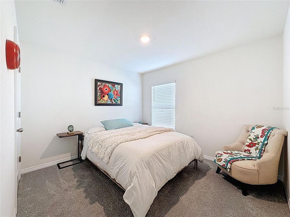 待售: $295,000 (4 贝兹, 2 浴室, 1828 平方英尺)