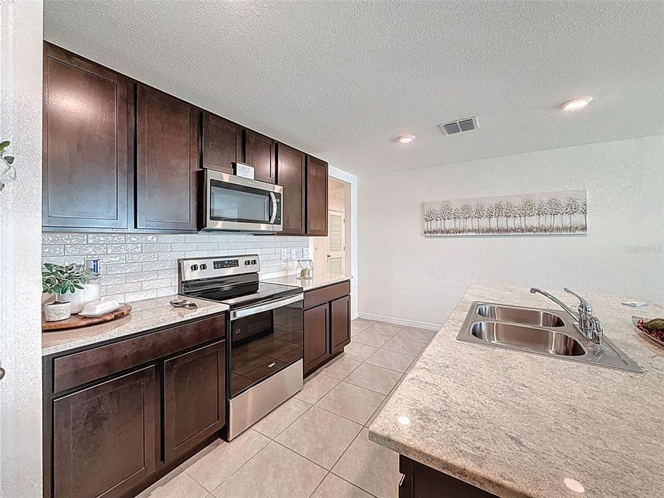 待售: $295,000 (4 贝兹, 2 浴室, 1828 平方英尺)