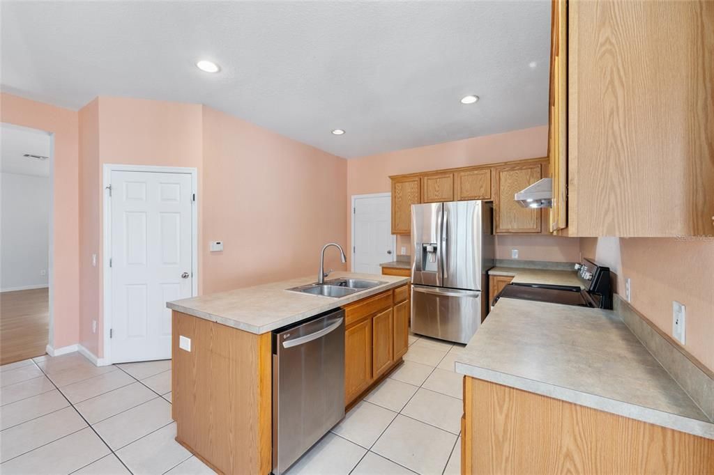 待售: $355,000 (4 贝兹, 3 浴室, 2510 平方英尺)