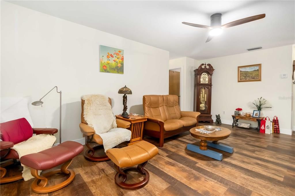 待售: $229,900 (2 贝兹, 2 浴室, 1182 平方英尺)