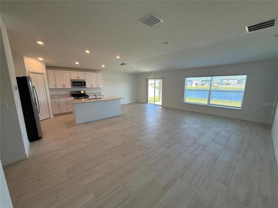 В аренду: $2,550 (4 спален, 2 ванн, 1936 Квадратных фут)