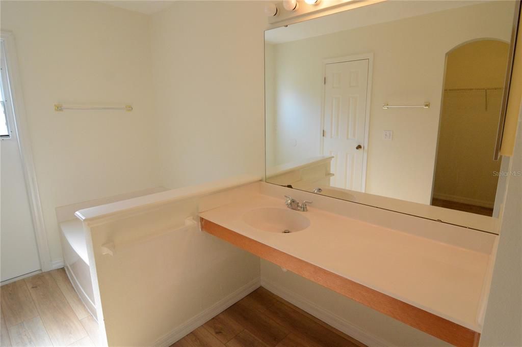 For Sale: $285,000 (3 beds, 2 baths, 1504 Square Feet)