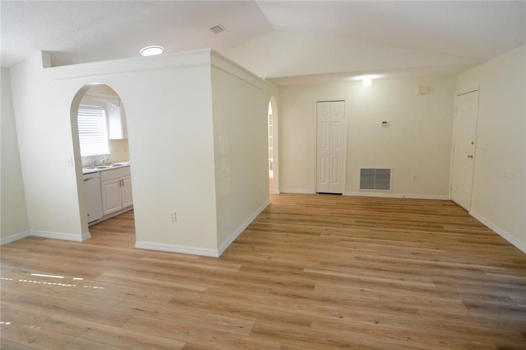 For Sale: $285,000 (3 beds, 2 baths, 1504 Square Feet)