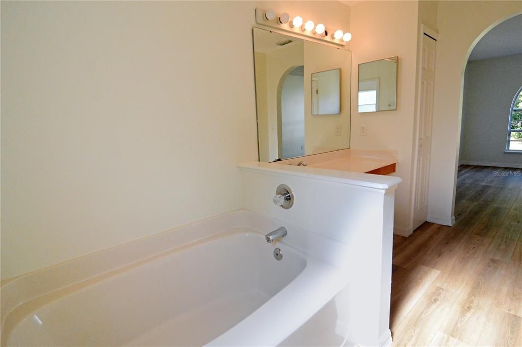 For Sale: $285,000 (3 beds, 2 baths, 1504 Square Feet)