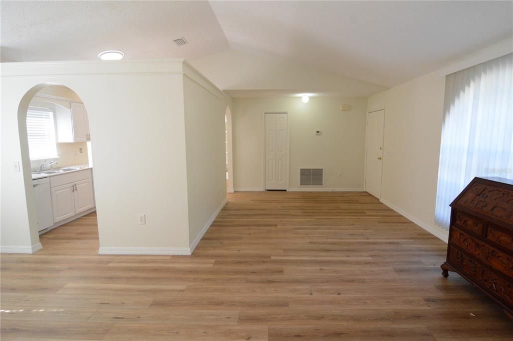 For Sale: $285,000 (3 beds, 2 baths, 1504 Square Feet)