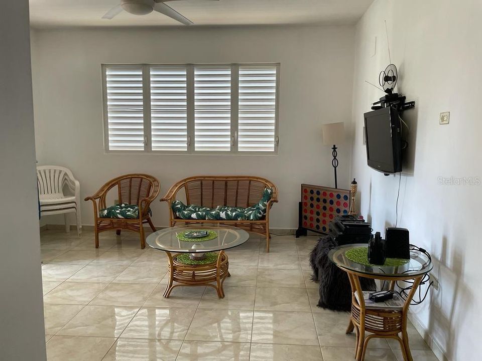 For Rent: $2,000 (3 beds, 2 baths, 2600 Square Feet)