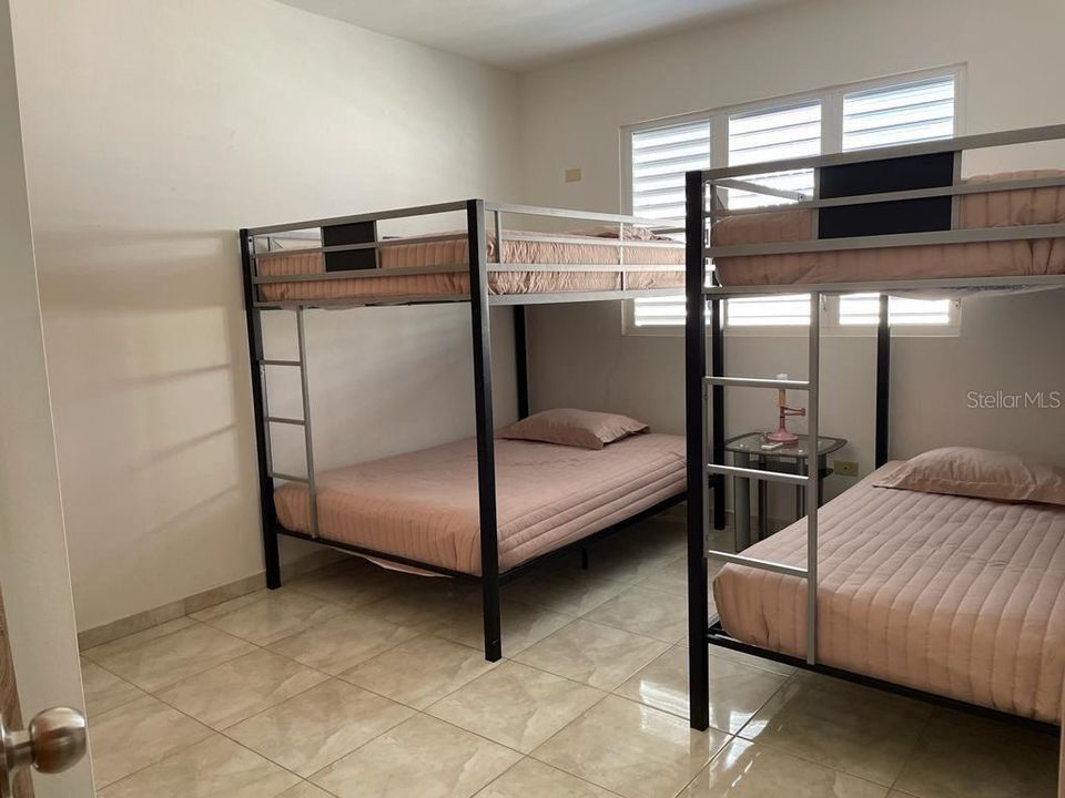 For Rent: $2,000 (3 beds, 2 baths, 2600 Square Feet)