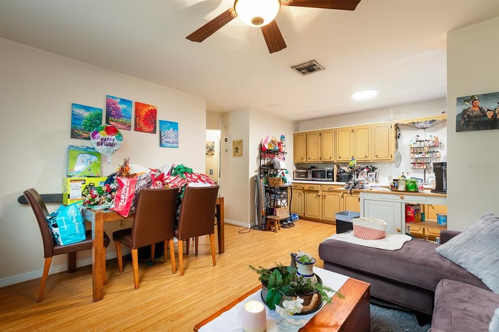 待售: $270,000 (2 贝兹, 2 浴室, 1028 平方英尺)