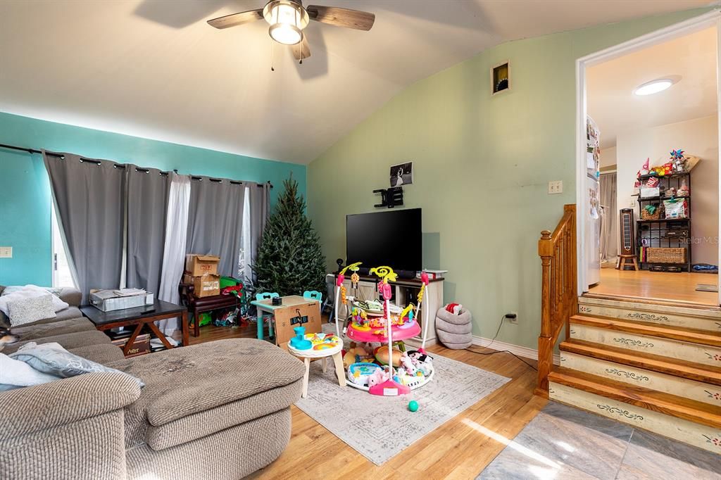 待售: $270,000 (2 贝兹, 2 浴室, 1028 平方英尺)