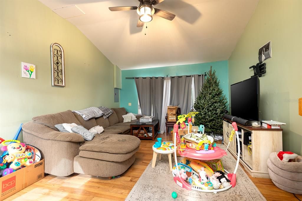 待售: $270,000 (2 贝兹, 2 浴室, 1028 平方英尺)