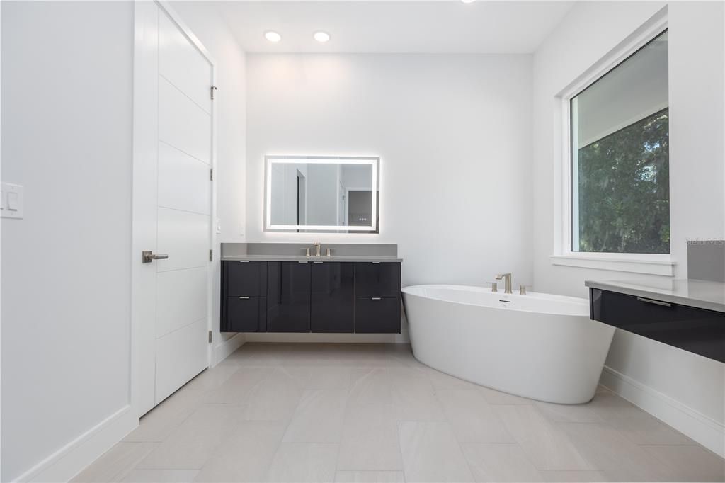 En Venta: $1,075,000 (4 camas, 3 baños, 2376 Pies cuadrados)