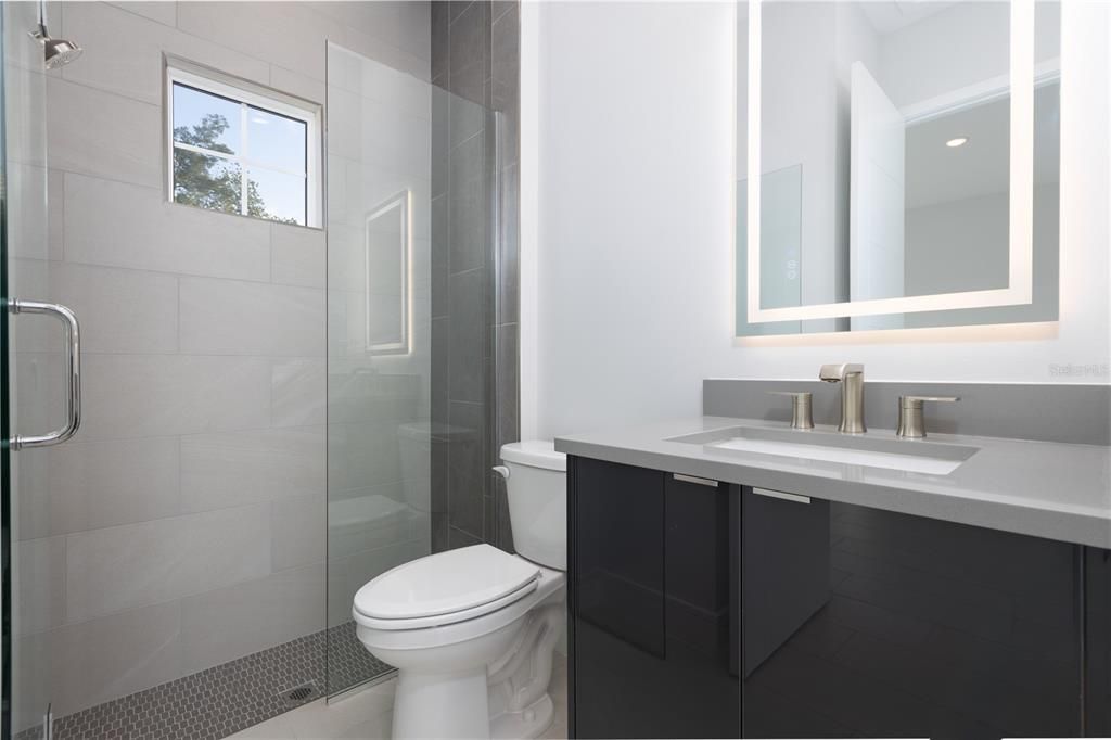 En Venta: $1,075,000 (4 camas, 3 baños, 2376 Pies cuadrados)