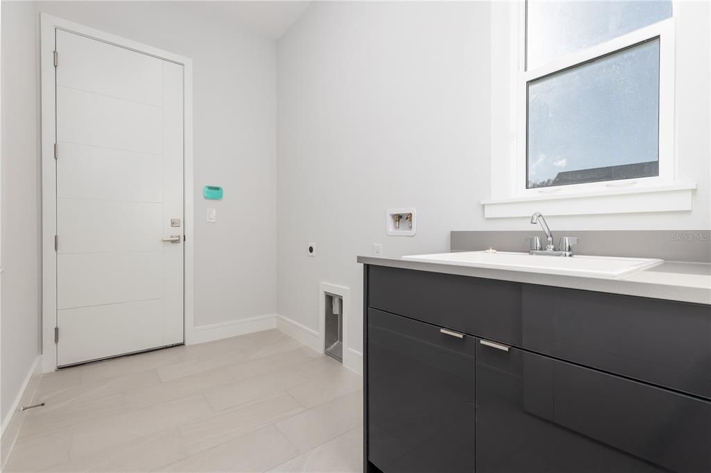 En Venta: $1,075,000 (4 camas, 3 baños, 2376 Pies cuadrados)