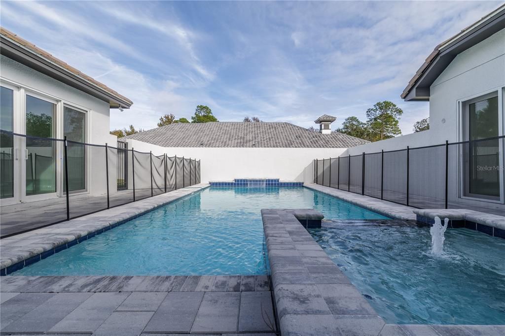 En Venta: $1,075,000 (4 camas, 3 baños, 2376 Pies cuadrados)