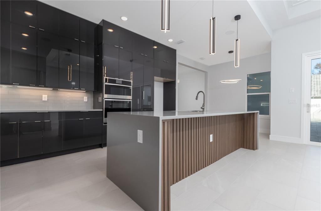 En Venta: $1,075,000 (4 camas, 3 baños, 2376 Pies cuadrados)