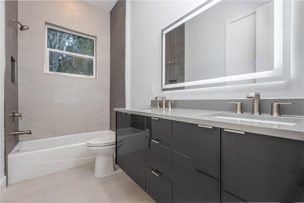 En Venta: $1,075,000 (4 camas, 3 baños, 2376 Pies cuadrados)